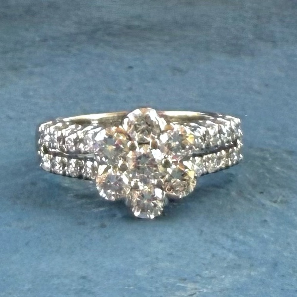Beautiful 14k White Gold 1.86 Ct Diamond Flower Ring
